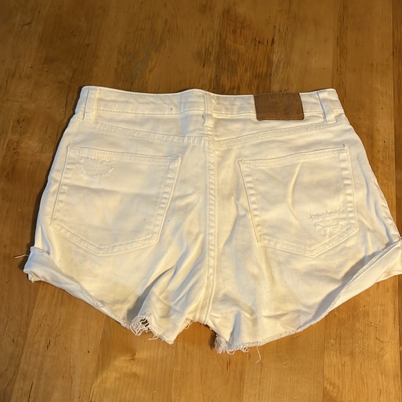 H&M white high waisted jean shorts - Picture 5 of 5